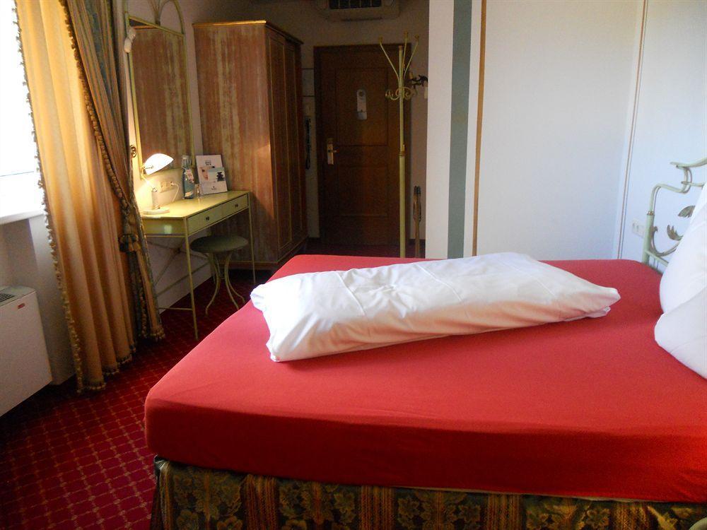 Hotel Schwarzer Adler Innsbruck Esterno foto